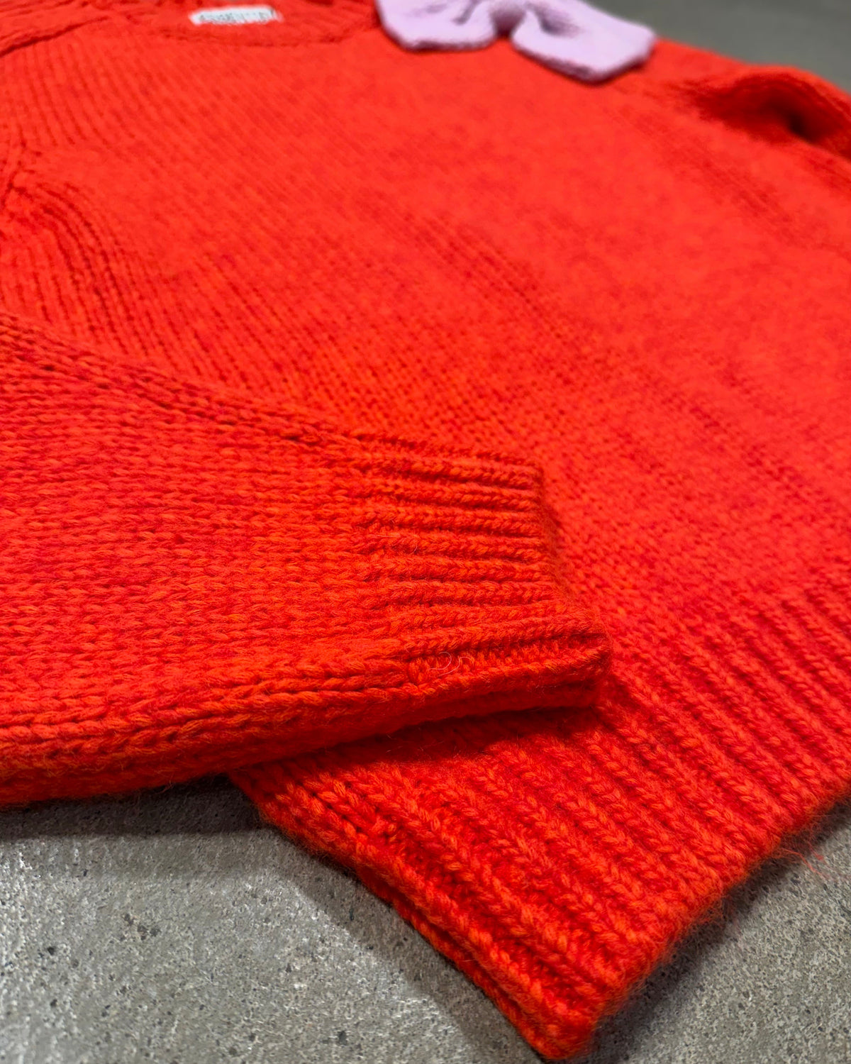 KOLLIER – STRICKPULLOVER MIT SCHLEIFE