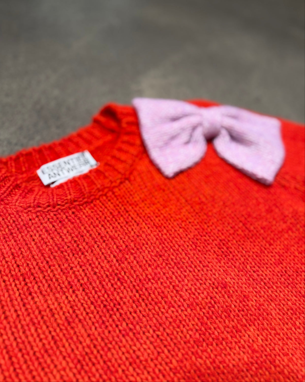 KOLLIER – STRICKPULLOVER MIT SCHLEIFE