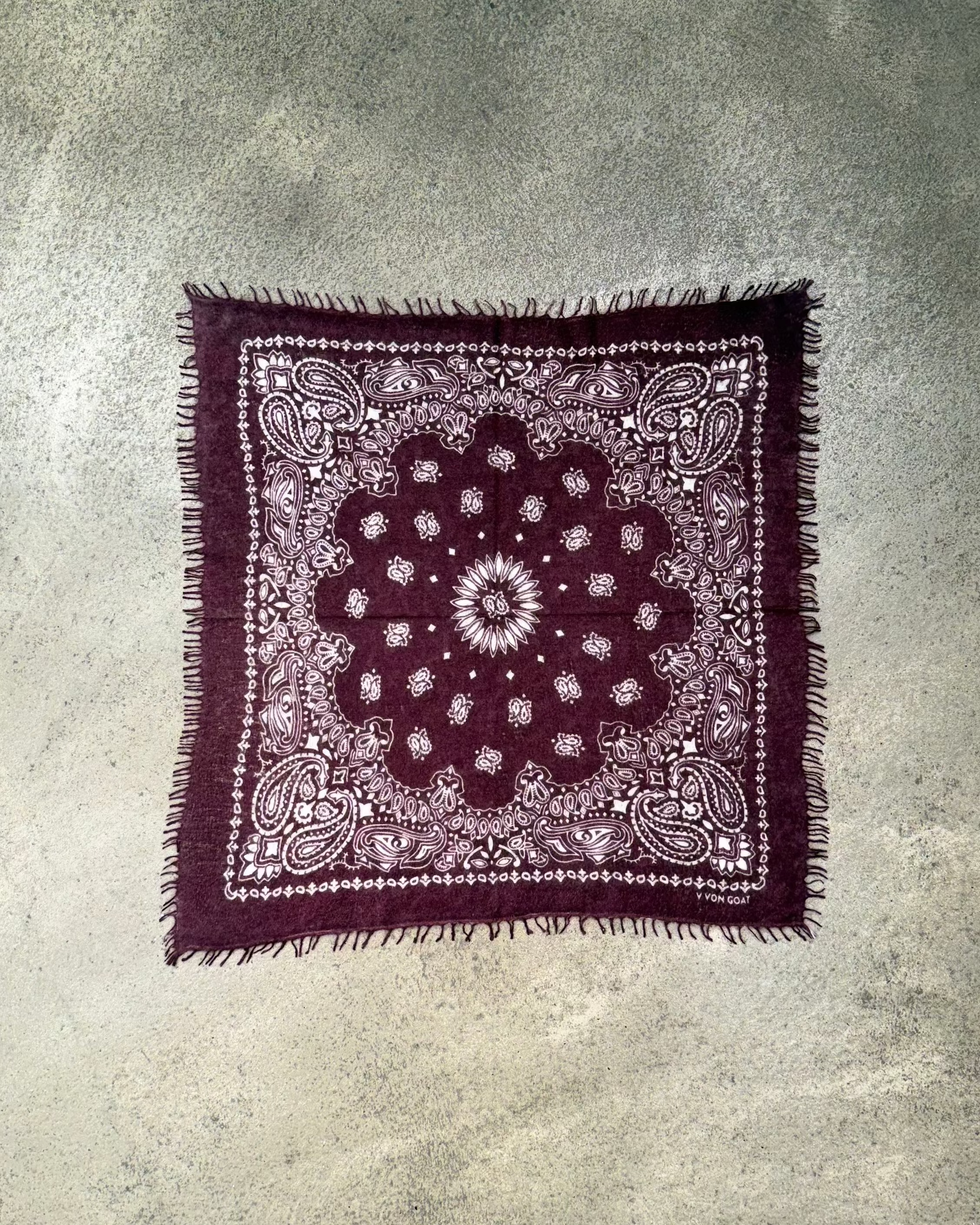 #farbe_Burgundy und Weiß